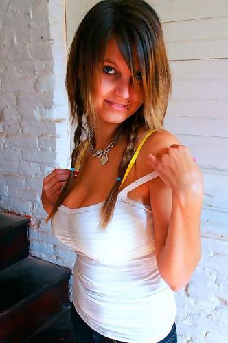 Presenting her big naturals